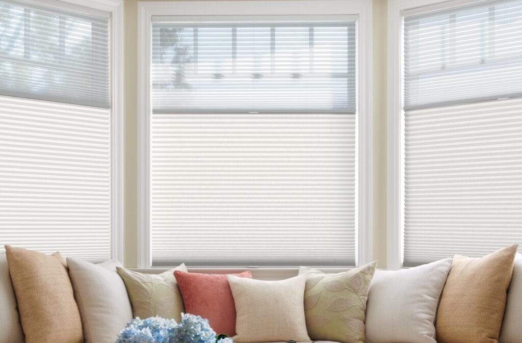 Luxurious white window blinds with light filtering ideal for home decor and privacy enhancement. Customizable window treatments perfect for living rooms and bedrooms.
